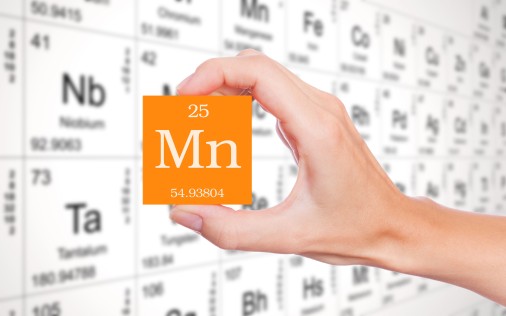 manganese-in-hand-against-periodic-table